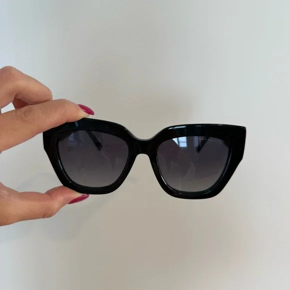 Tommy Hilfiger 2223/S Black Squared Sunglasses - www.joarbit.com display picture 1